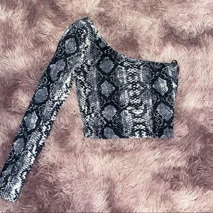 ✨3 for $18 snakeskin size small one sleeve shein top:)